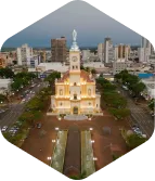 Catedral iluminada ao entardecer no centro da cidade